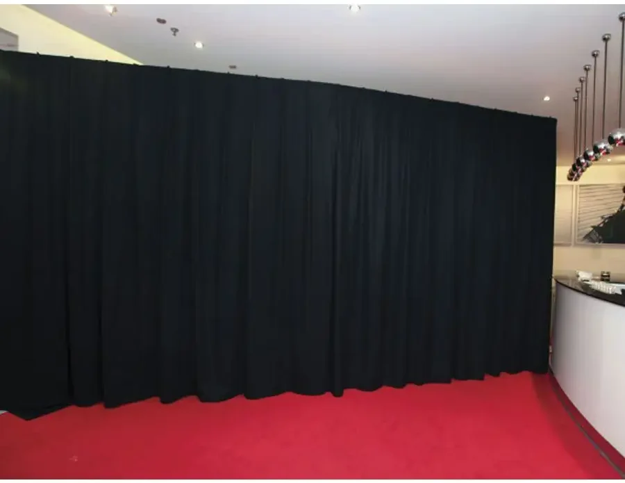 Rideaux noirs pipe & drape formant une cloison dans un hall